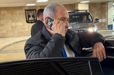Fotografija Netanyahua s mobitelom postala viralna: Vidite li detalj na kameri?