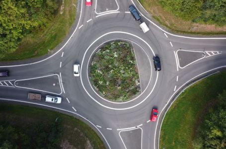 Znate li koji žmigavac i kada treba uključiti u kružnom toku? 1 stvar većina vozača radi pogrešno