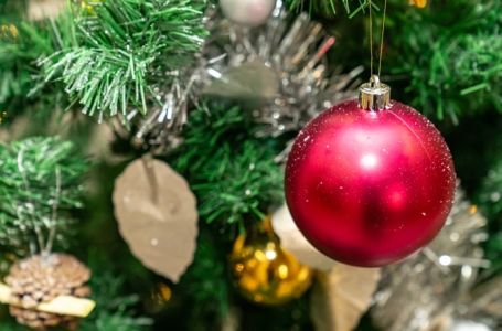 Ako vam je jelka još okićena, danas obavezno skinite ukrase: Evo što je ne valja držati poslije 27.1