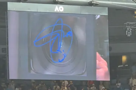 Đoković prošao u polufinale, pa na kameri ovo napisao (FOTO)