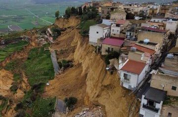 Novi snimci katastrofe na Siciliji: Grad na ivici provalije (VIDEO)