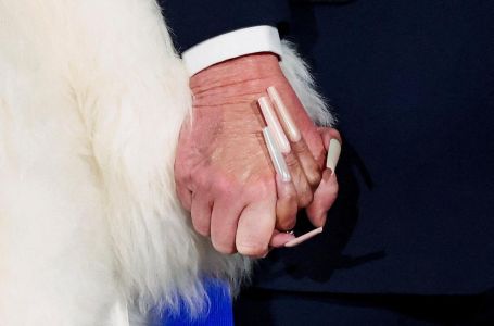 Ova slika postala je hit, pogledajte koga to Trump drži za ruku (FOTO)