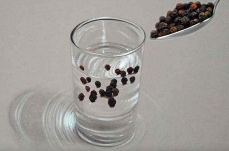 Ujutru pijte vodu s malo ovog začina: Masnoća će se topiti, a osjećat ćete se bolje