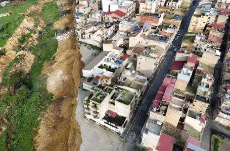 Evropski grad na ivici propasti: Rupa se neprestano širi, ljudi u panici, a vlasti donijele...