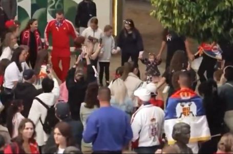 Navijači Novaka Đokovića zaigrali kolo ispred Rod Lejver Arene, pogledajte snimak (VIDEO)