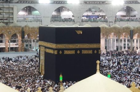 Šokantni Epstinovi fajlovi: Dobio je svetu tkaninu kojom se pokriva Kaba od misteriozne žene