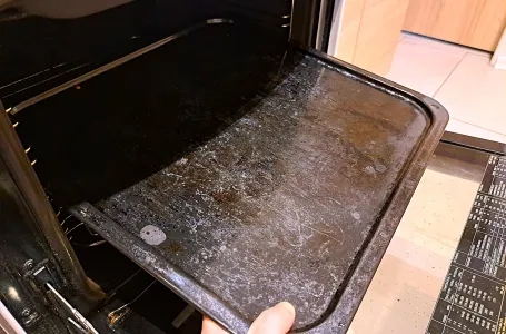 Pleh za pećnicu će blistati kao nov: Ne trebaju vam hemija, evo u čemu je tajna