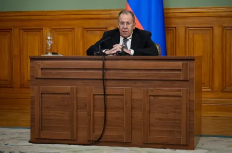 Lavrov: NATO se priprema za intervenciju u Ukrajini