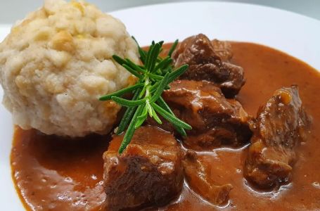 Kako zgusnuti gulaš bez zaprške? Evo šta je trik, biće ukusan i kremast