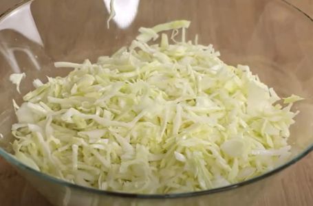 Evo kako se pravi hrskava kupus salata kao iz restorana