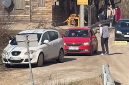 Nema kraja lopovlucima: SNSD-ovi aktivisti kupovali glasove u dvorištu crkve, bilo je i koškanja