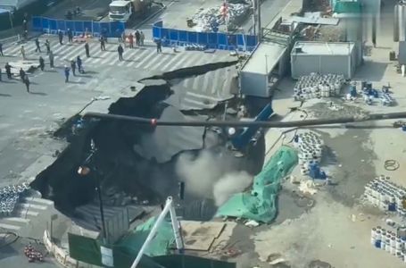 Otvorila se ogromna rupa na jednoj od najprometnijih cesta u Šangaju: Otkriven uzrok