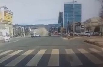 Objavljen snimak: Ovo je trenutak kada tramvaj iskače iz šina (VIDEO)