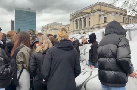Studenti i srednjoškolci blokirali saobraćaj kod tramvajske stanice u Sarajevu