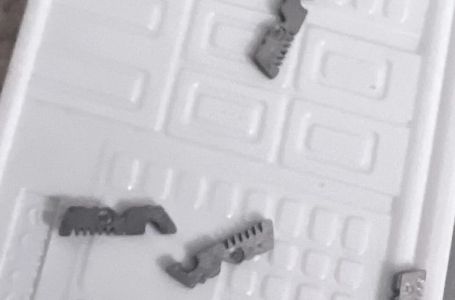 Ugledali čudne metalne komadiće pred vratima: Prestravilo ih što je uslijedilo