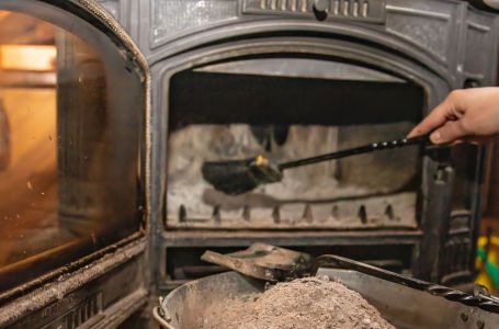 Ne bacajte pepeo iz peći: Samo stavite šaku u ćošak kuće i riješite problem koji sve izluđuje zimi