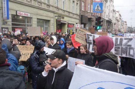 Detalji drame u Sarajevu tokom protesta: Muškarci s fantomkama i s palicama pokušali ući u masu