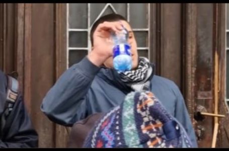 Građani ispred MUP-a KS ostavili transparent i flašu vode Katici: "Ne možeš raditi za državu i..."