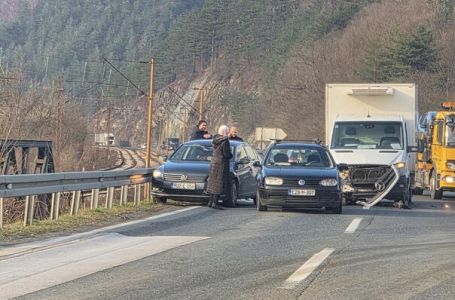Zbog sudara tri automobila otežan saobraćaj kod Žepča