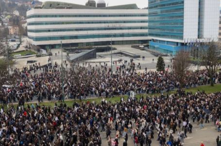Nevjerovatni prizori: Hiljade mladih kreće se prema raskrsnici na Skenderiji