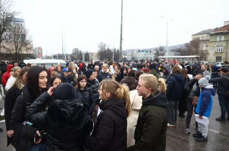 Hiljade okupljenih na protestnoj šetnji: Kreću se prema Vladi i Tužilaštvu KS