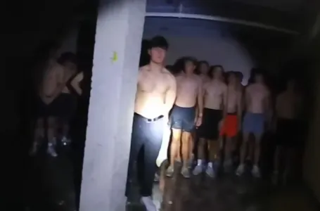 Policija upala u podrum zbog dojave o požaru, zatekli 56 mladića sa povezom preko očiju