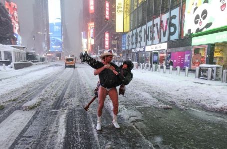 Vanredno stanje u New Yorku: Snježna oluja zatrpala grad, Times Square gotovo prazan