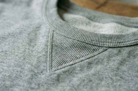 Zašto neke majice imaju mali trokut na vratu? Odgovor će vas iznenaditi