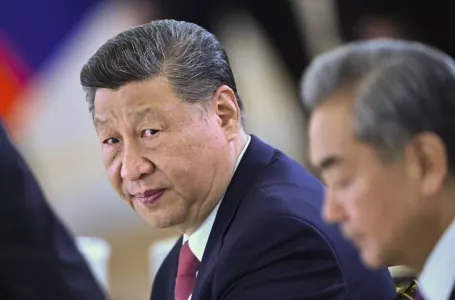 Xi smijenio 19 dužnosnika uoči ključnog sastanka