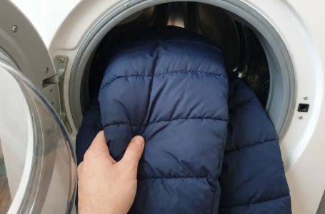 Kako oprati zimsku jaknu u mašini? Dodajte samo 1 stvar u bubanj i izgledaće kao nova