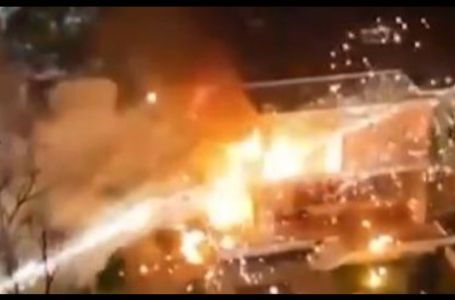 Demonstranti u Tirani zapalili kuću Envera Hodže