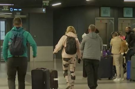 Avion iz Dubaija sletio u Beograd, evakuirano 200 državljana Srbije