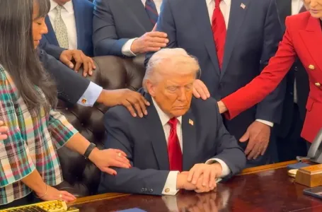 Nesvakidašnji snimak iz Bijele kuće: 20 ljudi okupljenih oko Trumpa i mole se u njegovo ime (VIDEO)