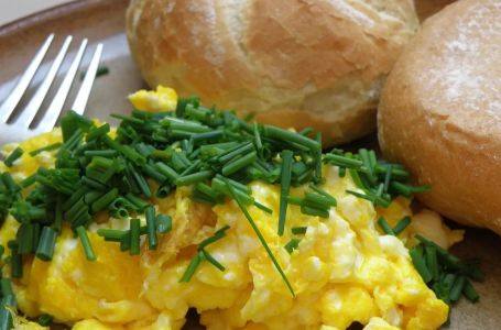 U jaja za kajganu dodajte samo kašičicu ove namirnice, biće kremasta i daleko ukusnija