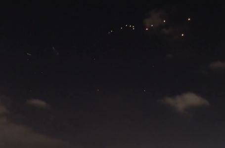 Osvjetljeno nebo iznad centralnog Izraela: Iran gađao raketama s višestrukim bojevim glavama