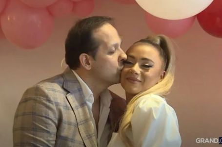 Pjevač čeka šesto dijete! Njegova 15 godina mlađa žena u 3. mjesecu, a malo ko zna ovaj detalj