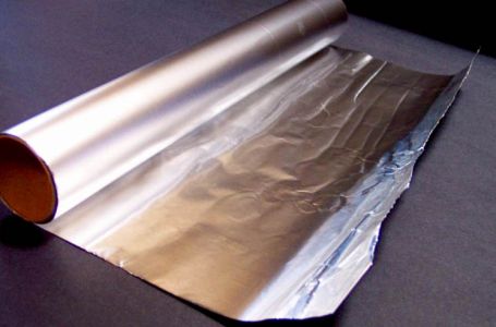 Sipajte dvije kašike sirćeta na foliju i riješite se muka