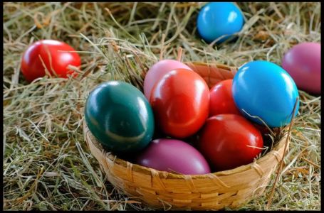 Bez sirćeta, skupe farbe i pucanja: Uz 1 stvar iz špajza jaja će biti jarka kao sa slike