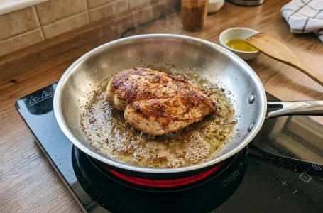 Meso se više ne lijepi, a tiganj kao nov: Kuhari prvo stave 1 stvar na dno i zaborave na ribanje