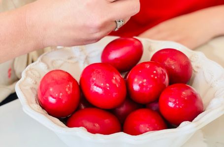 Kako Grkinje dobiju baš, baš jarko crvenu boju jaja? Imaju jedan poseban trik, evo u čemu je fora