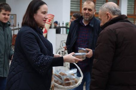 Benjamina Karić dijelila baklave nakon bajram-namaza