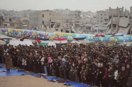 Tužni prizori iz Gaze: Bajram-namaz među ruševinama