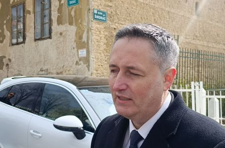 Bećirović oskrnavio Dan šehida političkom kampanjom i jeftinom imitacijom Aleksandra Vučića