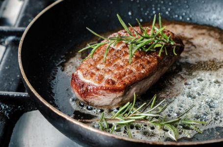 Meso se više ne lijepi, a tava kao nova: Kuhari prvo stave 1 stvar na dno i zaborave na ribanje