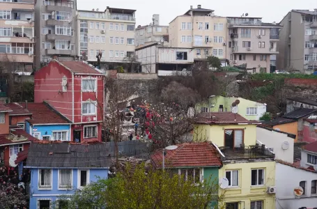 Devet osoba izvučeno iz ruševina zgrada koje su se srušile u Istanbulu