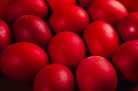 Najboji prirodni način farbanja jaja u jarko crvenu star 50 godina: Samo 1 namirnica vam je potrebna