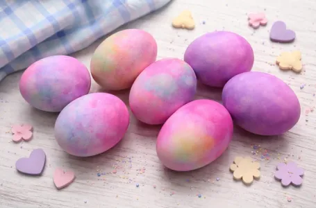 Farbanje jaja SODOM BIKARBONOM je hit na mrežama: MAGIČNE ŠARE dobijaju se na potpuno prirodan način