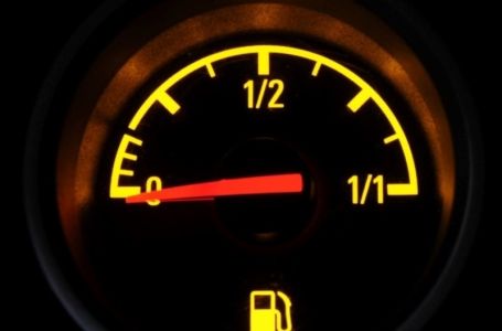 Evo šta će se desiti autu ako stalno vozite na rezervi