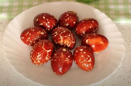 Bez kapi vještačke boje: "Galaksija" tehnika za fabanje jaja oduševila žene