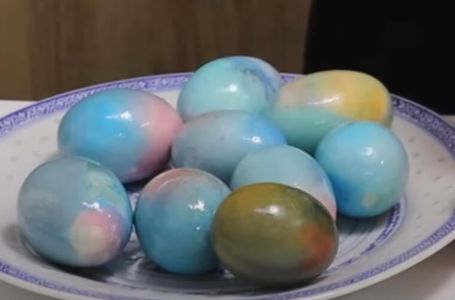 Farbanje jaja sodom bikarbonom: Za 10 minuta obojićete i do 50 jaja bez muke